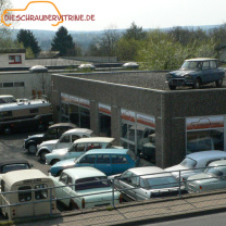 Schraubervitrine Oldtimer Parkplatz