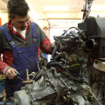 Lukas Todzey Motor ausbauen Oldtimer Aachen Roetgen 