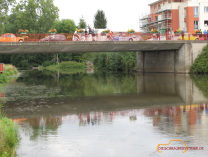 Schraubervitrine Weltententreffen Salbris 2011 2CV Blick zur Brücke